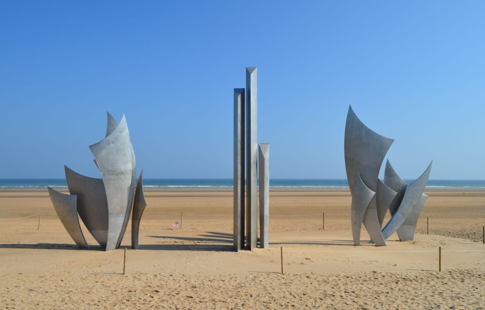 Sculpture sur la Plage d'Omaha beach (Normandie)